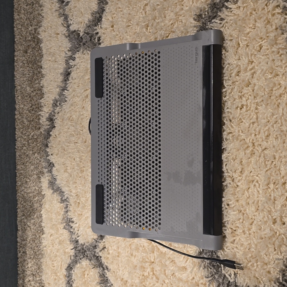 Laptop cooling station
